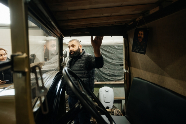 «Из города Москва звонят по причине этой машинки, но я не отдам. Я чувствую, это не настоящие ценители» «Из города Москва звонят по причине этой машинки, но я не отдам. Я чувствую, это не настоящие ценители»