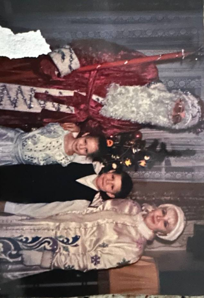 «Дед Мороз постоянно напоминал воспитательницу с белой бородой, что нас развлекало. Данная традиция продолжается и на данный момент» «Дед Мороз постоянно напоминал воспитательницу с белой бородой, что нас развлекало. Данная традиция продолжается и на данный момент»