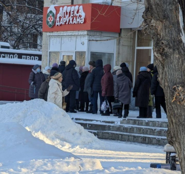 Пожилые люди в Челнах на морозе выжидают очередь за льготными медицинскими препаратами