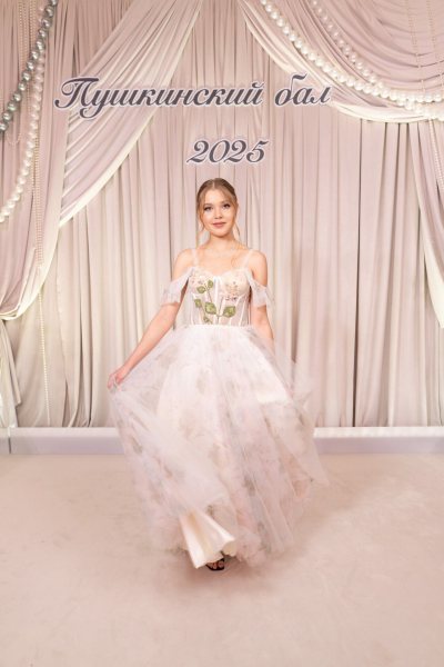 В Пушкинском лицее Челнов прошел бал: красивые наряды учеников 6-го класса