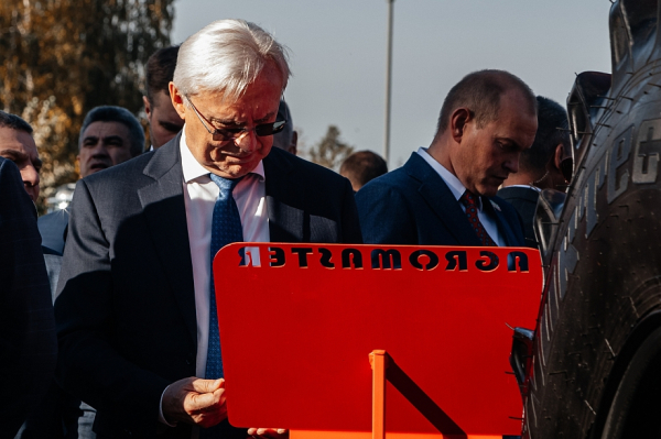 «КАМАЗ» не хочет следовать тенденциям сероватого сектора. Подобные машинки разрушают дороги» «КАМАЗ» не хочет следовать тенденциям сероватого сектора. Подобные машинки разрушают дороги»