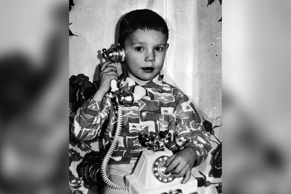 «Дед Мороз постоянно напоминал воспитательницу с белой бородой, что нас развлекало. Данная традиция продолжается и на данный момент» «Дед Мороз постоянно напоминал воспитательницу с белой бородой, что нас развлекало. Данная традиция продолжается и на данный момент»