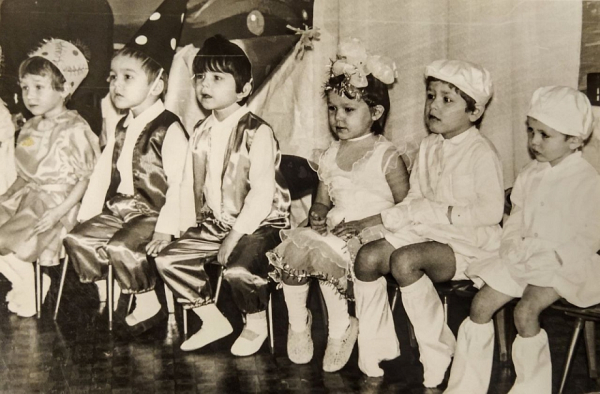 «Дед Мороз постоянно напоминал воспитательницу с белой бородой, что нас развлекало. Данная традиция продолжается и на данный момент» «Дед Мороз постоянно напоминал воспитательницу с белой бородой, что нас развлекало. Данная традиция продолжается и на данный момент»