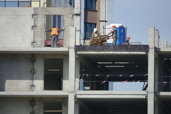 &laquo;Специалисты по недвижимости сейчас работают на заправке и продают очки&raquo;