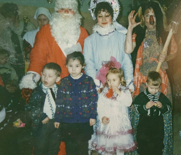 «Дед Мороз постоянно напоминал воспитательницу с белой бородой, что нас развлекало. Данная традиция продолжается и на данный момент» «Дед Мороз постоянно напоминал воспитательницу с белой бородой, что нас развлекало. Данная традиция продолжается и на данный момент»