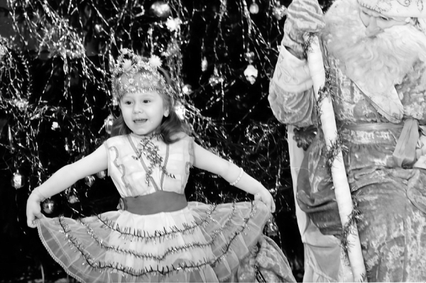 «Дед Мороз постоянно напоминал воспитательницу с белой бородой, что нас развлекало. Данная традиция продолжается и на данный момент» «Дед Мороз постоянно напоминал воспитательницу с белой бородой, что нас развлекало. Данная традиция продолжается и на данный момент»