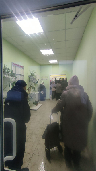 Пожилые люди в Челнах на морозе выжидают очередь за льготными медицинскими препаратами