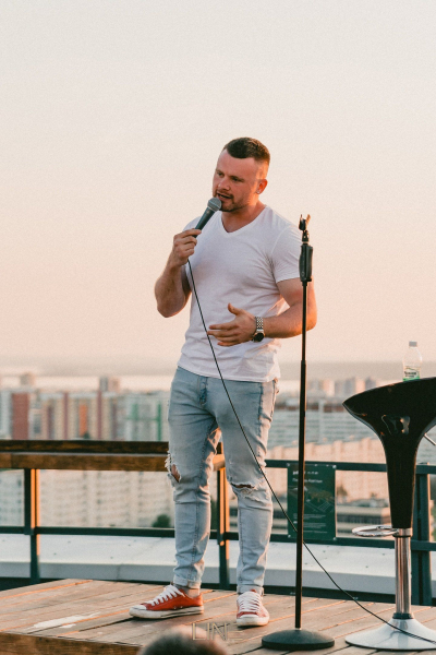 «Если рассмешил челнинцев, рассмешишь всех»: Семен Тимофеев о стендапе в Челнах «Если рассмешил челнинцев, рассмешишь всех»: Семен Тимофеев о стендапе в Челнах