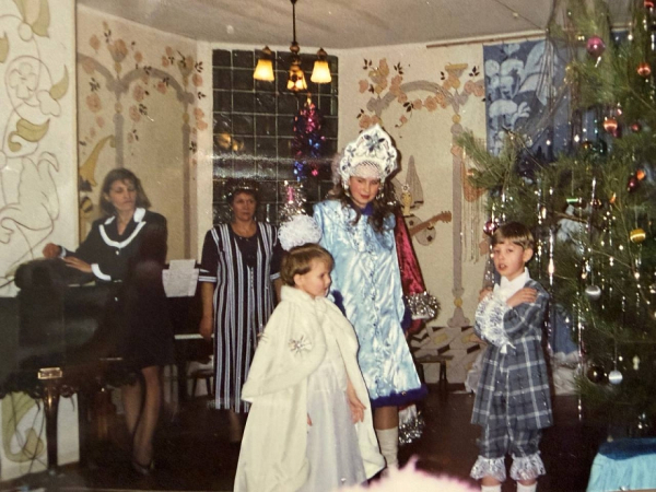 «Дед Мороз постоянно напоминал воспитательницу с белой бородой, что нас развлекало. Данная традиция продолжается и на данный момент» «Дед Мороз постоянно напоминал воспитательницу с белой бородой, что нас развлекало. Данная традиция продолжается и на данный момент»