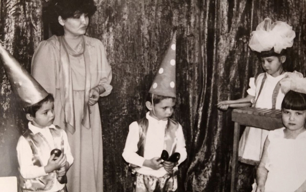 «Дед Мороз постоянно напоминал воспитательницу с белой бородой, что нас развлекало. Данная традиция продолжается и на данный момент» «Дед Мороз постоянно напоминал воспитательницу с белой бородой, что нас развлекало. Данная традиция продолжается и на данный момент»