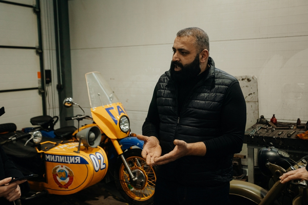 «Из города Москва звонят по причине этой машинки, но я не отдам. Я чувствую, это не настоящие ценители» «Из города Москва звонят по причине этой машинки, но я не отдам. Я чувствую, это не настоящие ценители»