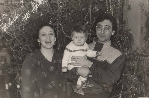 «Дед Мороз постоянно напоминал воспитательницу с белой бородой, что нас развлекало. Данная традиция продолжается и на данный момент» «Дед Мороз постоянно напоминал воспитательницу с белой бородой, что нас развлекало. Данная традиция продолжается и на данный момент»