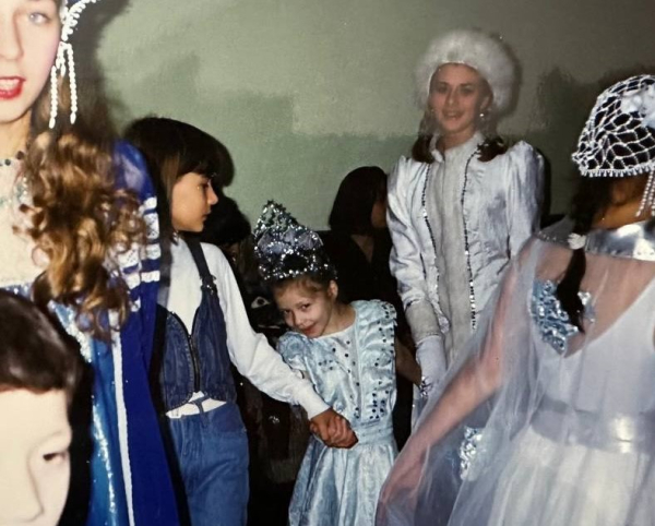 «Дед Мороз постоянно напоминал воспитательницу с белой бородой, что нас развлекало. Данная традиция продолжается и на данный момент» «Дед Мороз постоянно напоминал воспитательницу с белой бородой, что нас развлекало. Данная традиция продолжается и на данный момент»