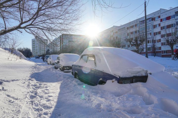Вред на 18 тысяч рублей: челнинец обокрал две машинки под сугробом