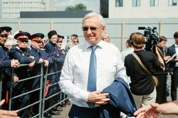 «Куда глядит глава города? Туда и глядит, как раз вместе с вами следит, как без стыда и совести все это случается» «Куда глядит глава города? Туда и глядит, как раз вместе с вами следит, как без стыда и совести все это случается»