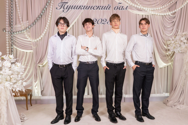 В Пушкинском лицее Челнов прошел бал: красивые наряды учеников 6-го класса