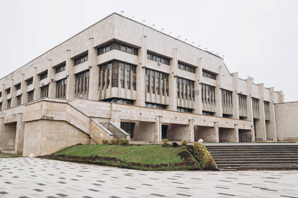 «Когда я только пришел в Челны, мне предложили: давайте начнем с ремонта мэрии. Я говорю: «А что, это самое срочное что ли?» «Когда я только пришел в Челны, мне предложили: давайте начнем с ремонта мэрии. Я говорю: «А что, это самое срочное что ли?»