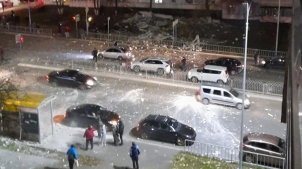 Свидетели докладывают о взрыве в жилом доме в Набережных Челнах Свидетели докладывают о взрыве в жилом доме в Набережных Челнах