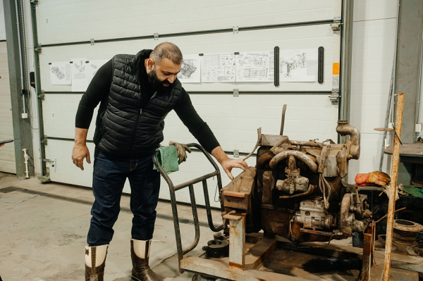 «Из города Москва звонят по причине этой машинки, но я не отдам. Я чувствую, это не настоящие ценители» «Из города Москва звонят по причине этой машинки, но я не отдам. Я чувствую, это не настоящие ценители»