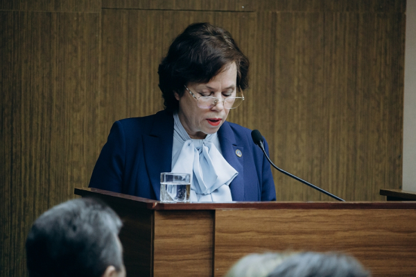 «Куда глядит глава города? Туда и глядит, как раз вместе с вами следит, как без стыда и совести все это случается» «Куда глядит глава города? Туда и глядит, как раз вместе с вами следит, как без стыда и совести все это случается»