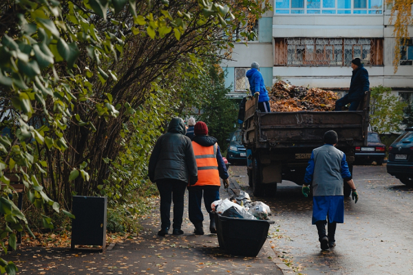 «Куда глядит глава города? Туда и глядит, как раз вместе с вами следит, как без стыда и совести все это случается» «Куда глядит глава города? Туда и глядит, как раз вместе с вами следит, как без стыда и совести все это случается»