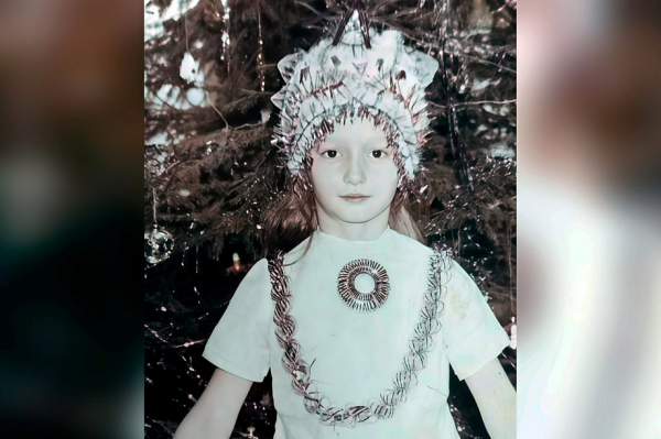 «Дед Мороз постоянно напоминал воспитательницу с белой бородой, что нас развлекало. Данная традиция продолжается и на данный момент» «Дед Мороз постоянно напоминал воспитательницу с белой бородой, что нас развлекало. Данная традиция продолжается и на данный момент»