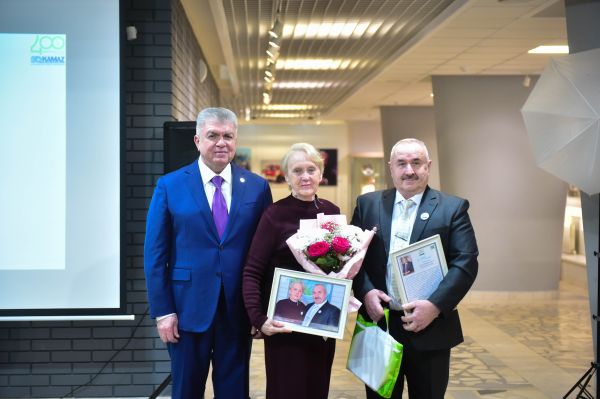 Парад любви: в Набережных Челнах чествуют свадебных юбиляров 