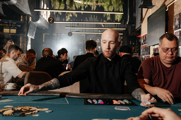 Покер, эмоции и дружба: настоящая жизнь челнинского покер-клуба очами корреспондента Покер, эмоции и дружба: настоящая жизнь челнинского покер-клуба очами корреспондента