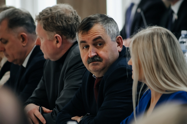 &laquo;Я ответил на вопрос, который тебе задавали? Все, что полегче &ndash; я отвечу. Что сложнее &ndash; давай ты&raquo; 