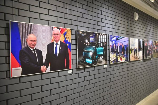 Наиль Магдеев посетил выставку, посвященную 50‑летию выпуска первого серийного КАМАЗа Наиль Магдеев посетил выставку, посвященную 50‑летию выпуска первого серийного КАМАЗа