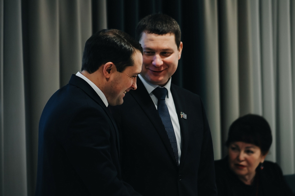 &laquo;Я ответил на вопрос, который тебе задавали? Все, что полегче &ndash; я отвечу. Что сложнее &ndash; давай ты&raquo; 