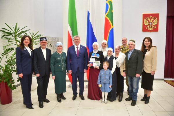 &laquo;Ваш первый шаг во взрослую жизнь&raquo;: мэр вручил паспорта юным челнинцам 