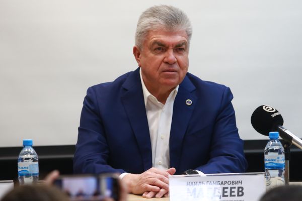 Наиль Магдеев повстречался с командой футбольный клуб «КАМАЗ» перед стартом второго круга Наиль Магдеев повстречался с командой футбольный клуб «КАМАЗ» перед стартом второго круга