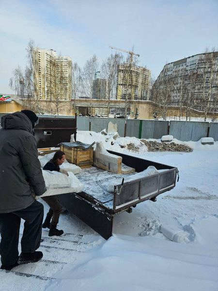 Эпоха сошла со стен: из концертного зала мэрии вывезли горельефы 1988 года Эпоха сошла со стен: из концертного зала мэрии вывезли горельефы 1988 года