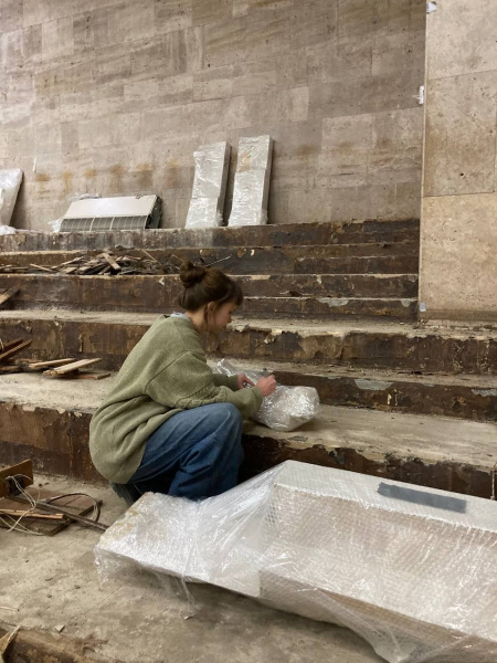 Эпоха сошла со стен: из концертного зала мэрии вывезли горельефы 1988 года Эпоха сошла со стен: из концертного зала мэрии вывезли горельефы 1988 года