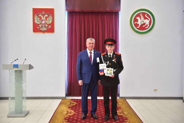 &laquo;Ваш первый шаг во взрослую жизнь&raquo;: мэр вручил паспорта юным челнинцам 