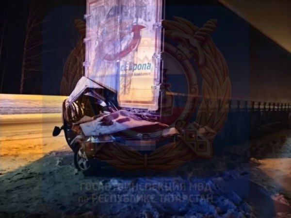 Залетела под грузовой автомобиль: в Татарстане погибла женщина-шофер Залетела под грузовой автомобиль: в Татарстане погибла женщина-шофер