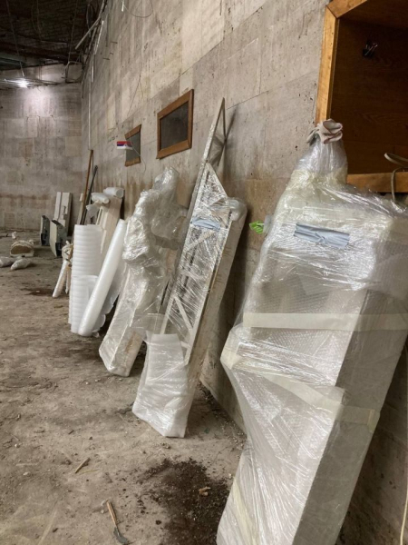 Эпоха сошла со стен: из концертного зала мэрии вывезли горельефы 1988 года Эпоха сошла со стен: из концертного зала мэрии вывезли горельефы 1988 года