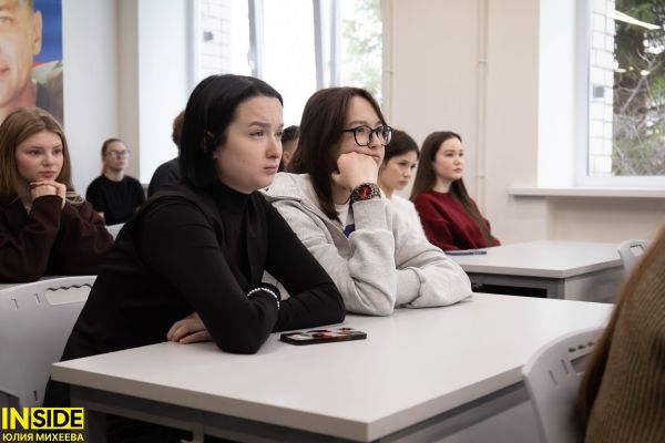 Мать Героя Рф Ольга Чебнева и участник СВО Тимур Нусратов провели уроки мужества 