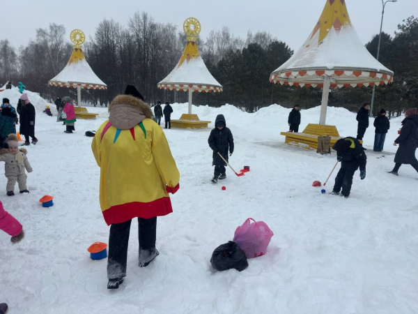 Блины и сжигание чучела: как в Набережных Челнах гуляют Масленицу