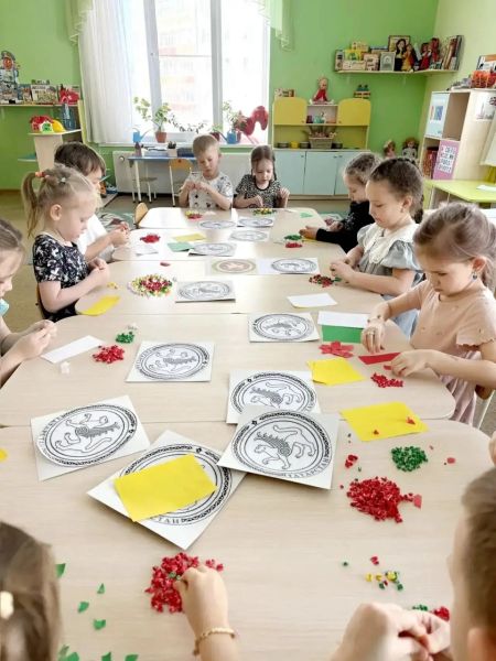 В челнинском детсаду произошло занятие по изготовлению герба республики Татарстан В челнинском детсаду произошло занятие по изготовлению герба республики Татарстан