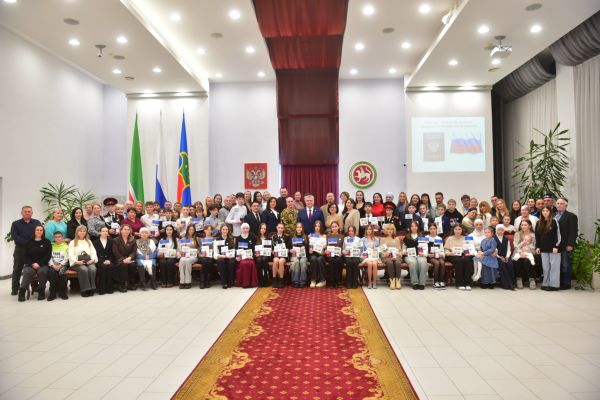 &laquo;Ваш первый шаг во взрослую жизнь&raquo;: мэр вручил паспорта юным челнинцам 