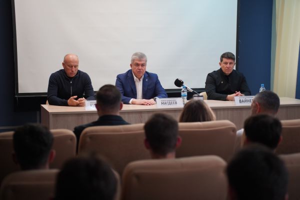 Наиль Магдеев повстречался с командой футбольный клуб «КАМАЗ» перед стартом второго круга Наиль Магдеев повстречался с командой футбольный клуб «КАМАЗ» перед стартом второго круга