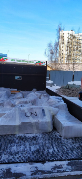 Эпоха сошла со стен: из концертного зала мэрии вывезли горельефы 1988 года Эпоха сошла со стен: из концертного зала мэрии вывезли горельефы 1988 года