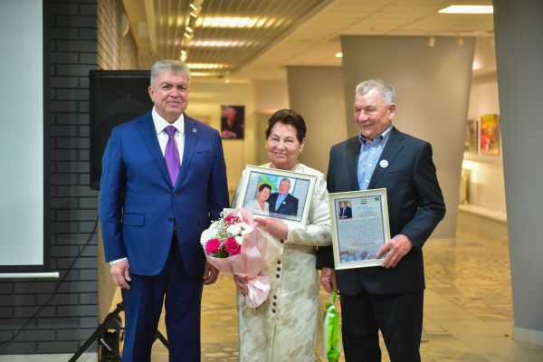 Парад любви: в Набережных Челнах чествуют свадебных юбиляров 