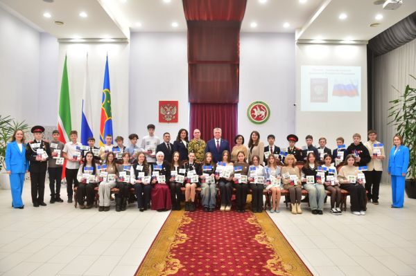 &laquo;Ваш первый шаг во взрослую жизнь&raquo;: мэр вручил паспорта юным челнинцам 