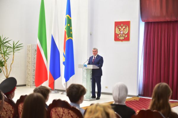 &laquo;Ваш первый шаг во взрослую жизнь&raquo;: мэр вручил паспорта юным челнинцам 