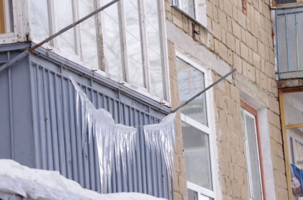 В Челнах с крыш и с балконов свисают сосульки