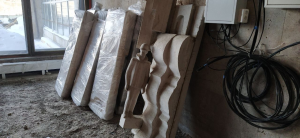 Эпоха сошла со стен: из концертного зала мэрии вывезли горельефы 1988 года Эпоха сошла со стен: из концертного зала мэрии вывезли горельефы 1988 года