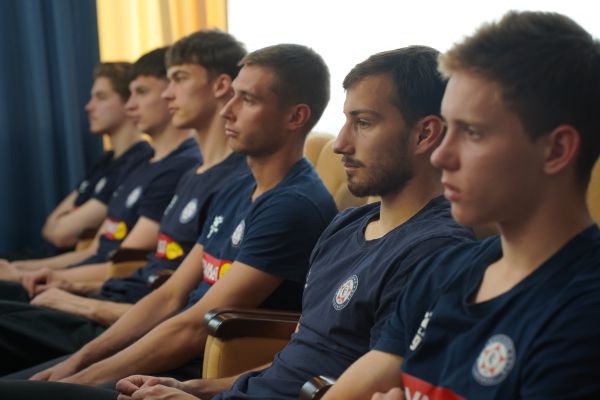 Наиль Магдеев повстречался с командой футбольный клуб «КАМАЗ» перед стартом второго круга Наиль Магдеев повстречался с командой футбольный клуб «КАМАЗ» перед стартом второго круга